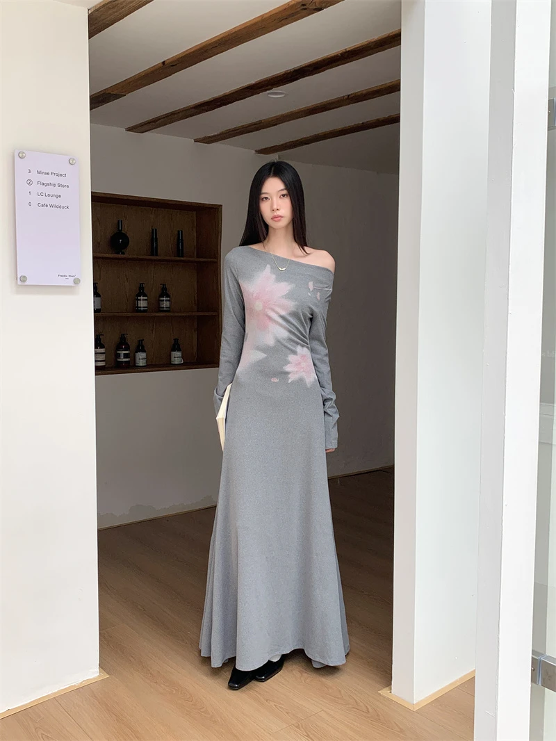 小众印花斜肩连衣裙女冬季2025新款修身显瘦打底裙纯欲辣妹中长裙
