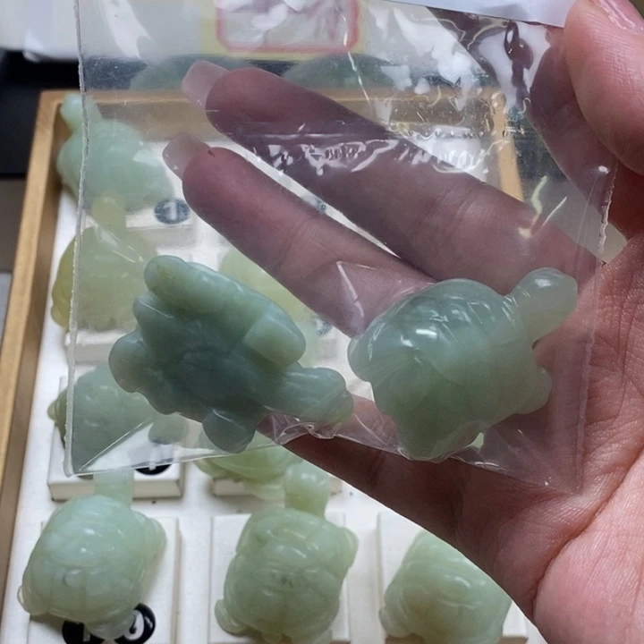 蛇纹石玉未镶嵌颈饰天**云