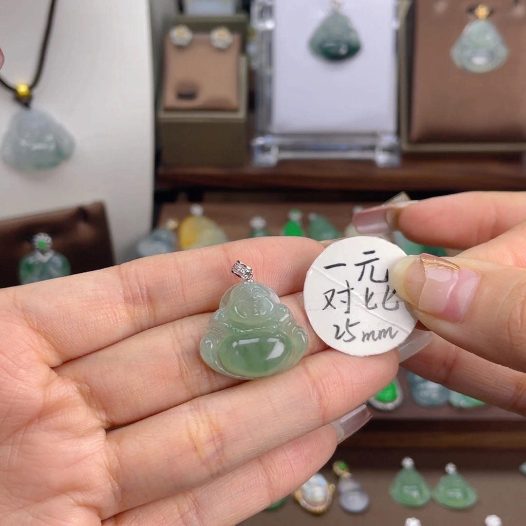 翡翠颈饰未镶嵌明**。翡翠