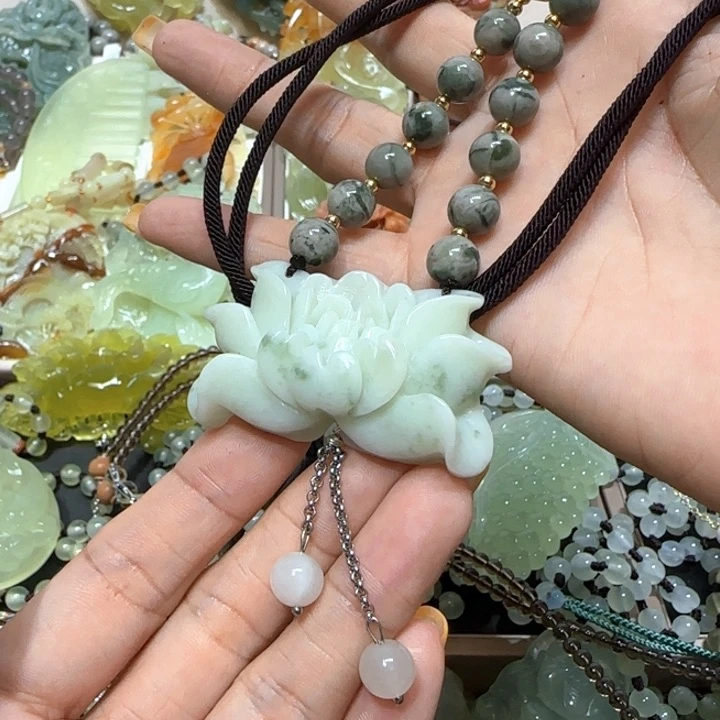 未镶嵌蛇纹石玉吊坠