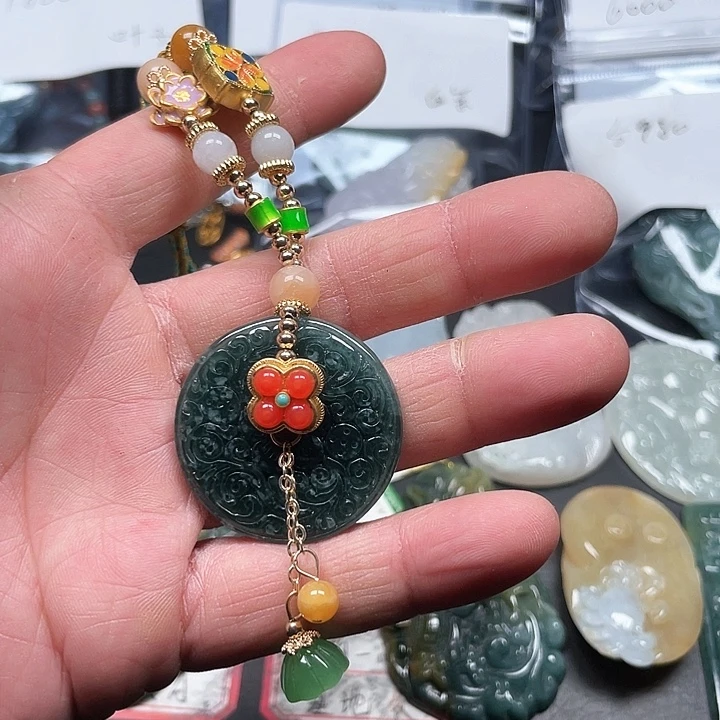 翡翠未镶嵌颈饰平安扣