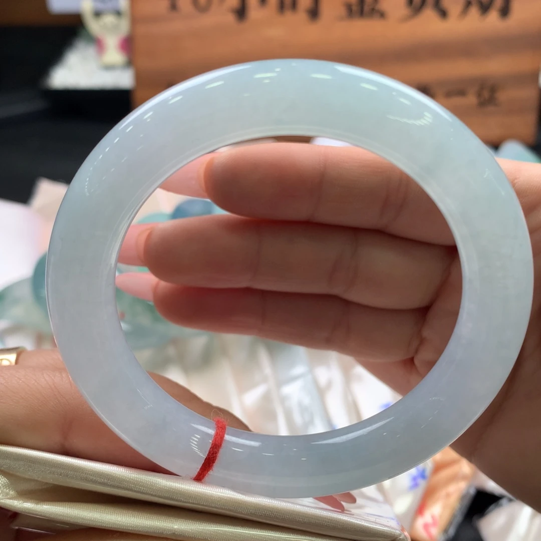 翡翠未镶嵌手镯55.6圆条，冰蓝