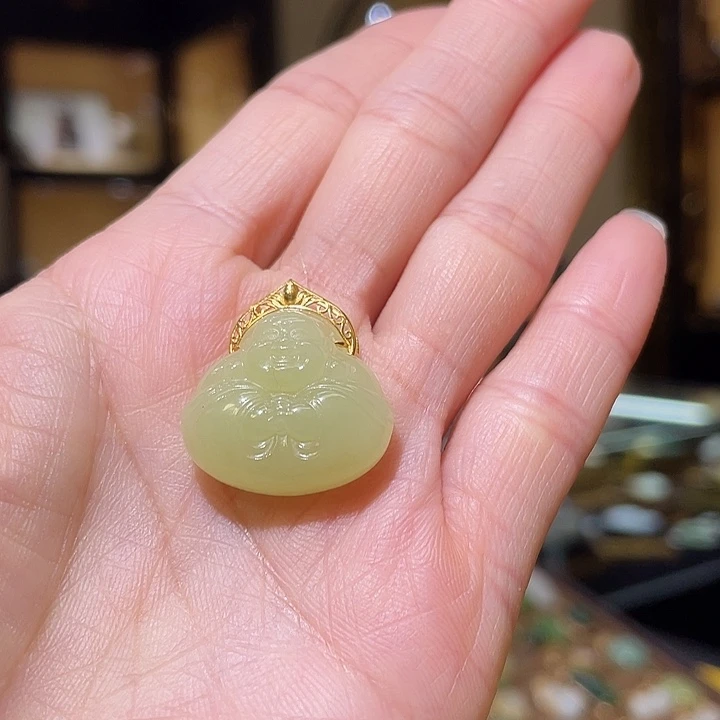 和田玉18K金镶嵌颈饰抱抱佛