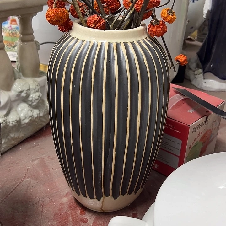 瓷片瑕疵陶瓶。。。。。。。。。。。。。