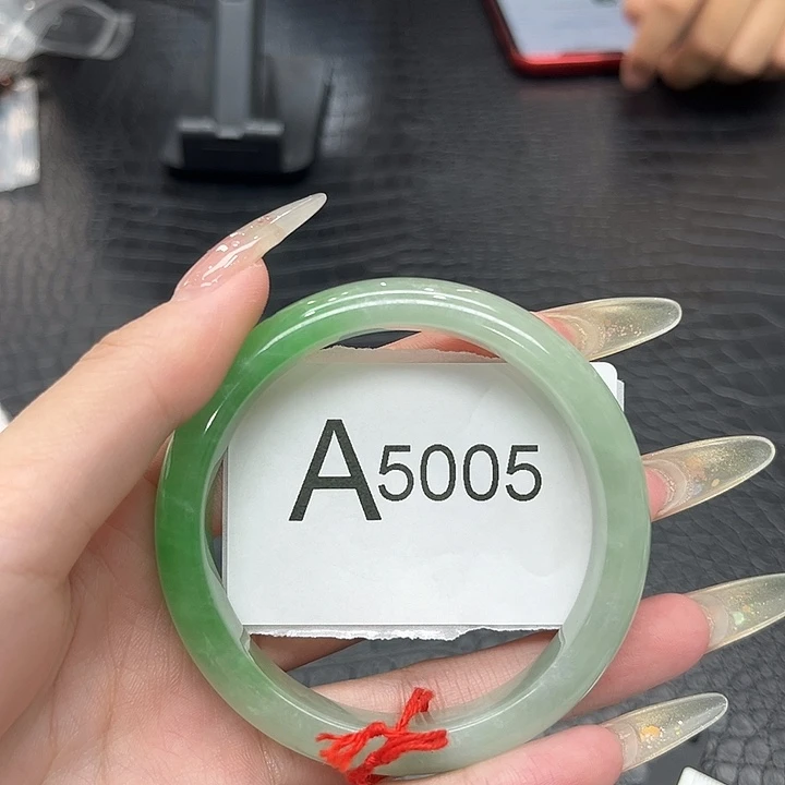 翡翠手镯未镶嵌默认微瑕