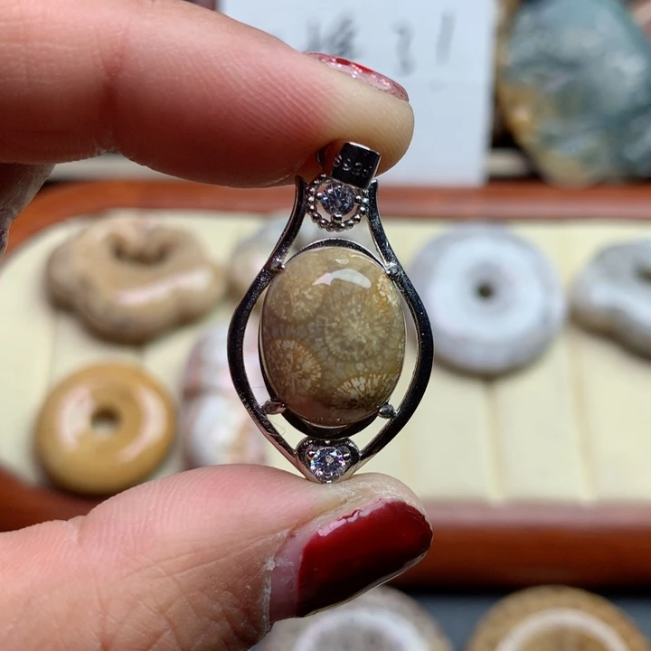 硅化珊瑚（珊瑚玉）颈饰未镶嵌