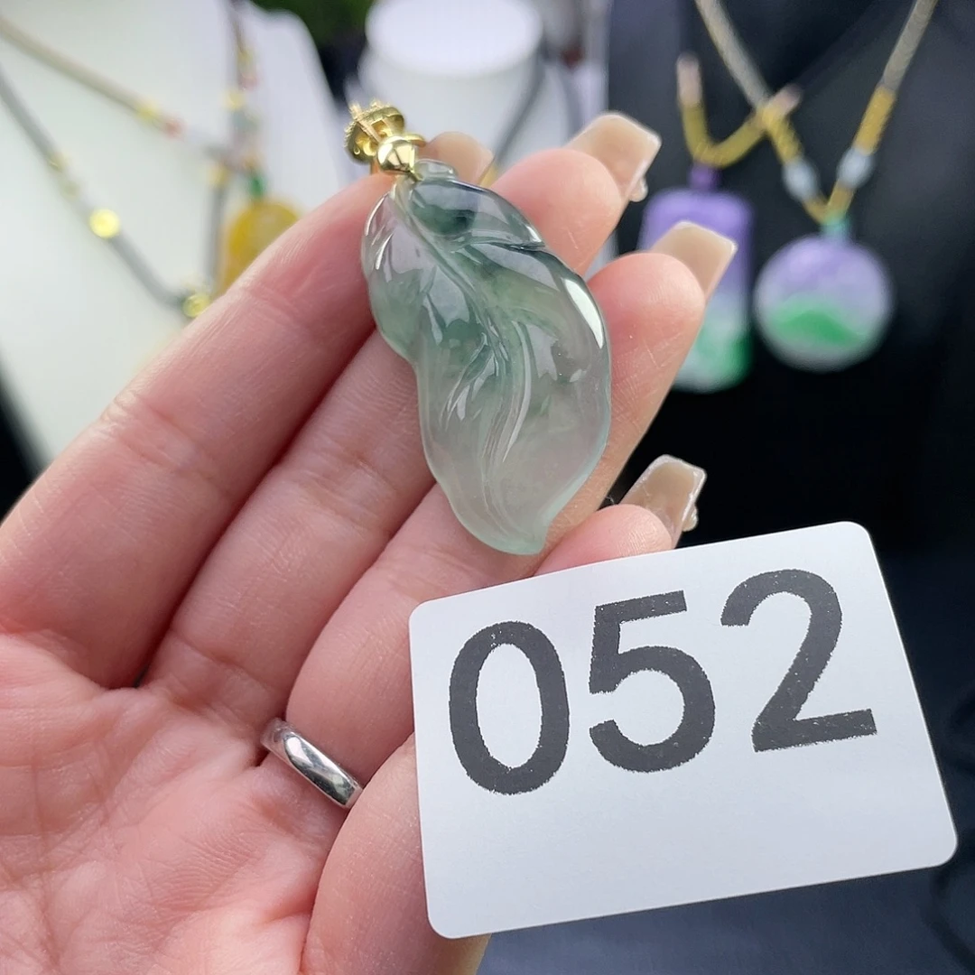 翡翠未镶嵌吊坠(赠链)