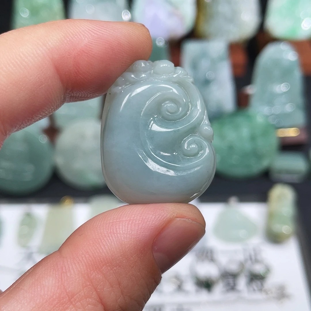 翡翠未镶嵌颈饰如意