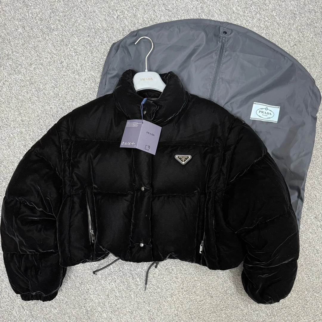 未使用 Prada/普拉达 12712677新款黑色丝绒三角标短款羽绒服38码