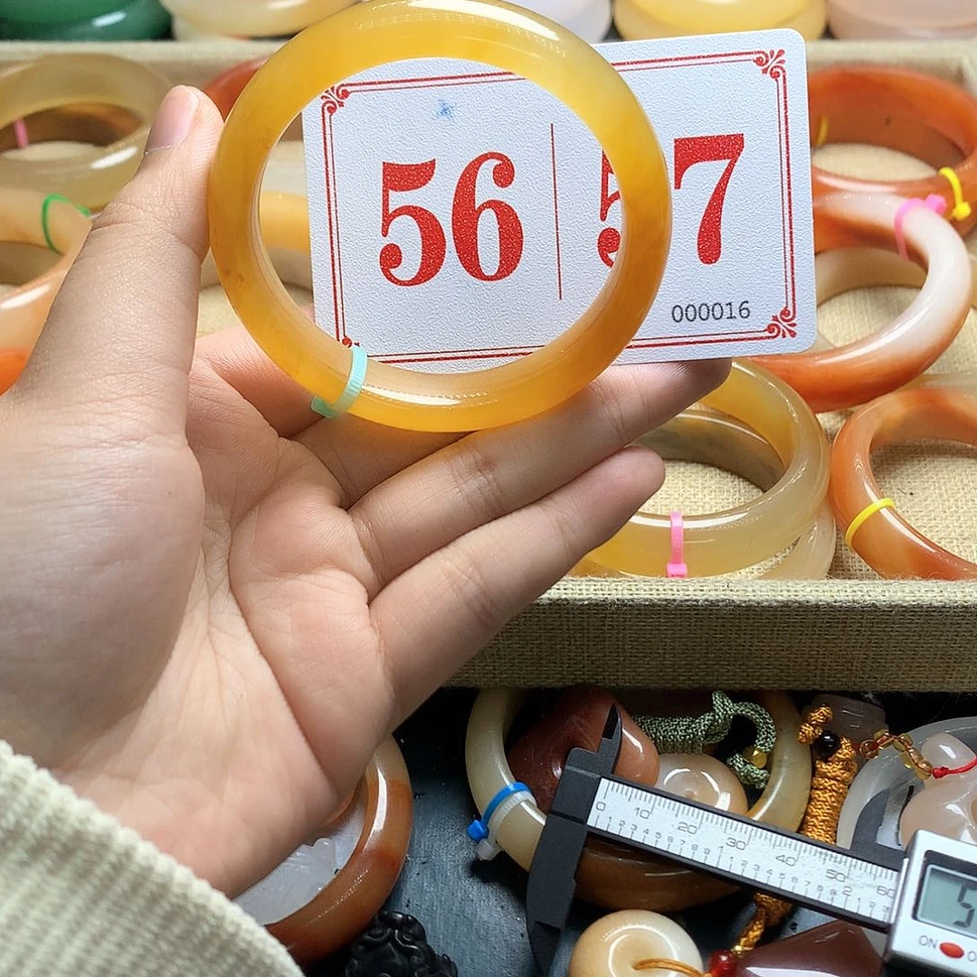 未镶嵌石英质玉（黄龙玉）手镯