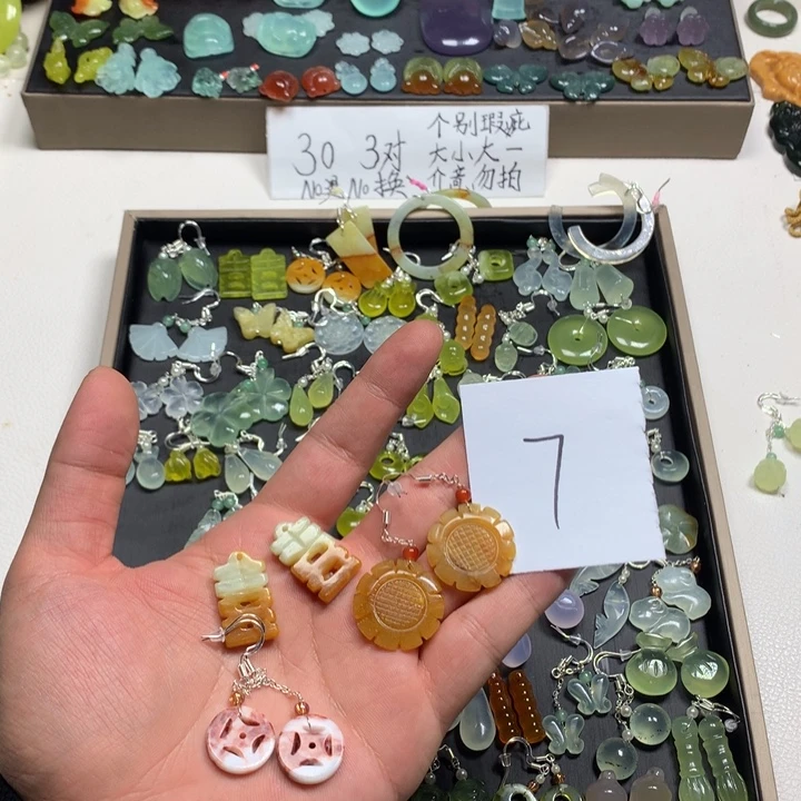 国***师蛇纹石玉合金耳钉