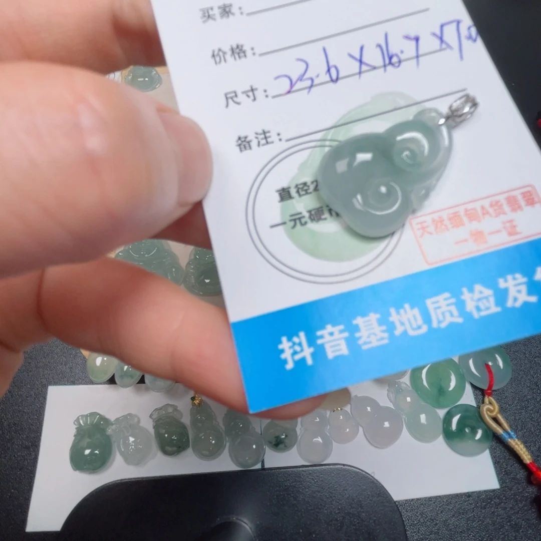 隆***哥颈饰未镶嵌翡翠翡翠