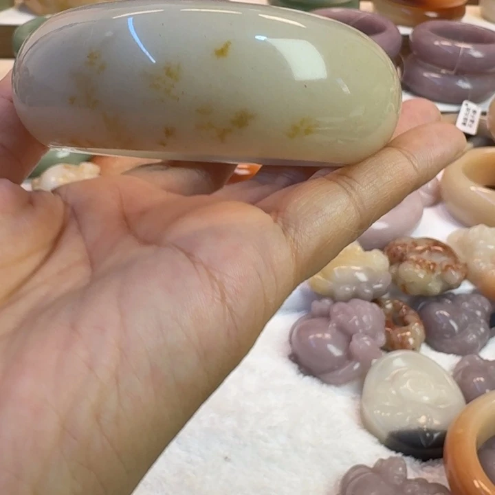 石英岩玉未镶嵌手镯