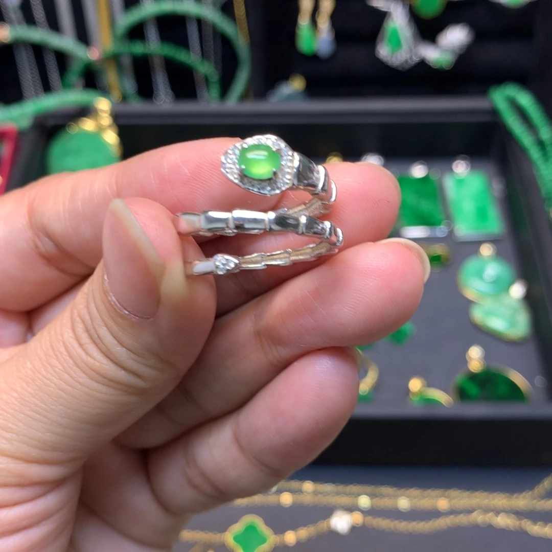 翡翠未镶嵌颈饰有纹