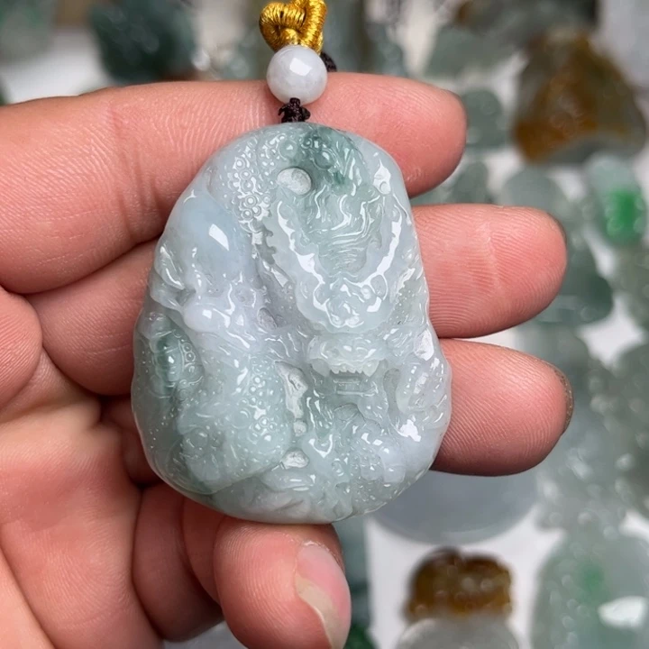 翡翠未镶嵌颈饰龙