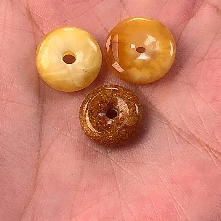 未镶嵌琥珀裸石平安扣多样性发其中之一