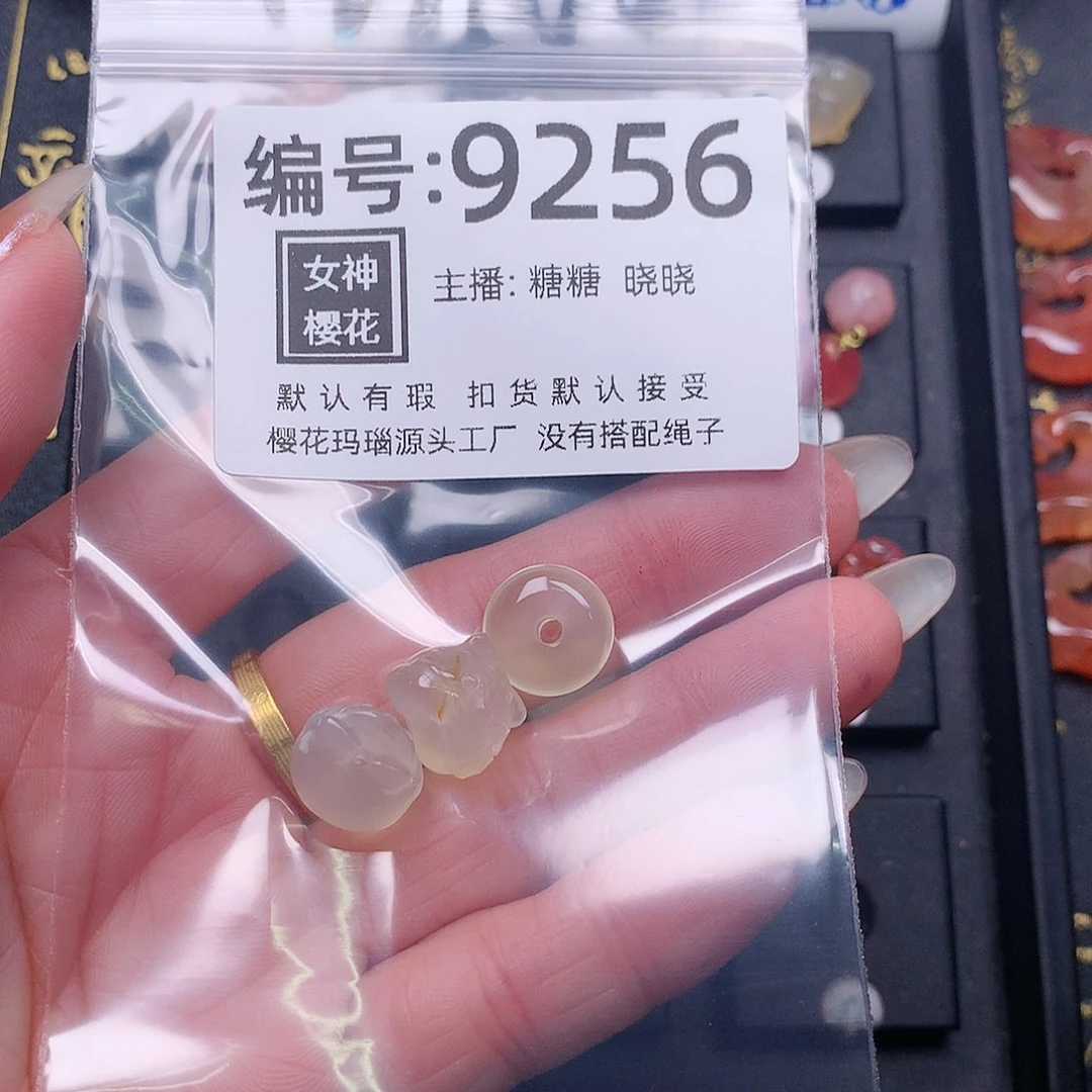 玛瑙/玉髓颈饰合金美**镇