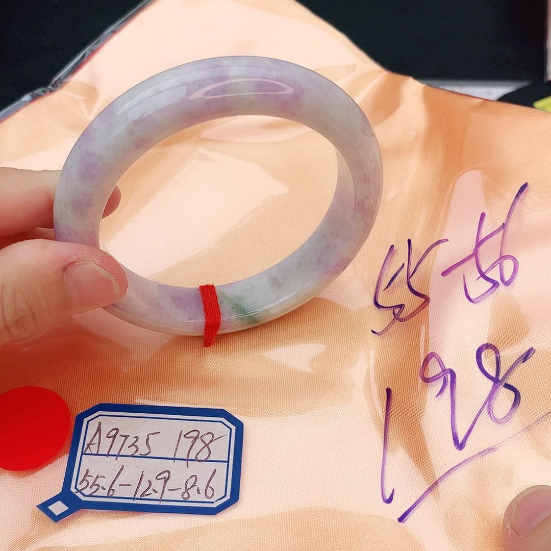 翡翠手镯未镶嵌翡翠