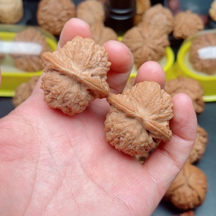 文玩核桃吊坠血麒麟狮子头37×37×34