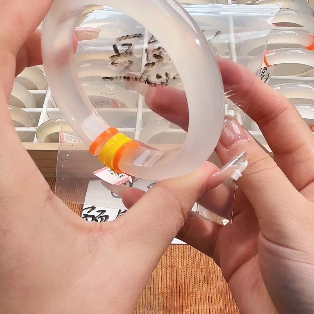 豆***5玛瑙/玉髓未镶嵌手镯