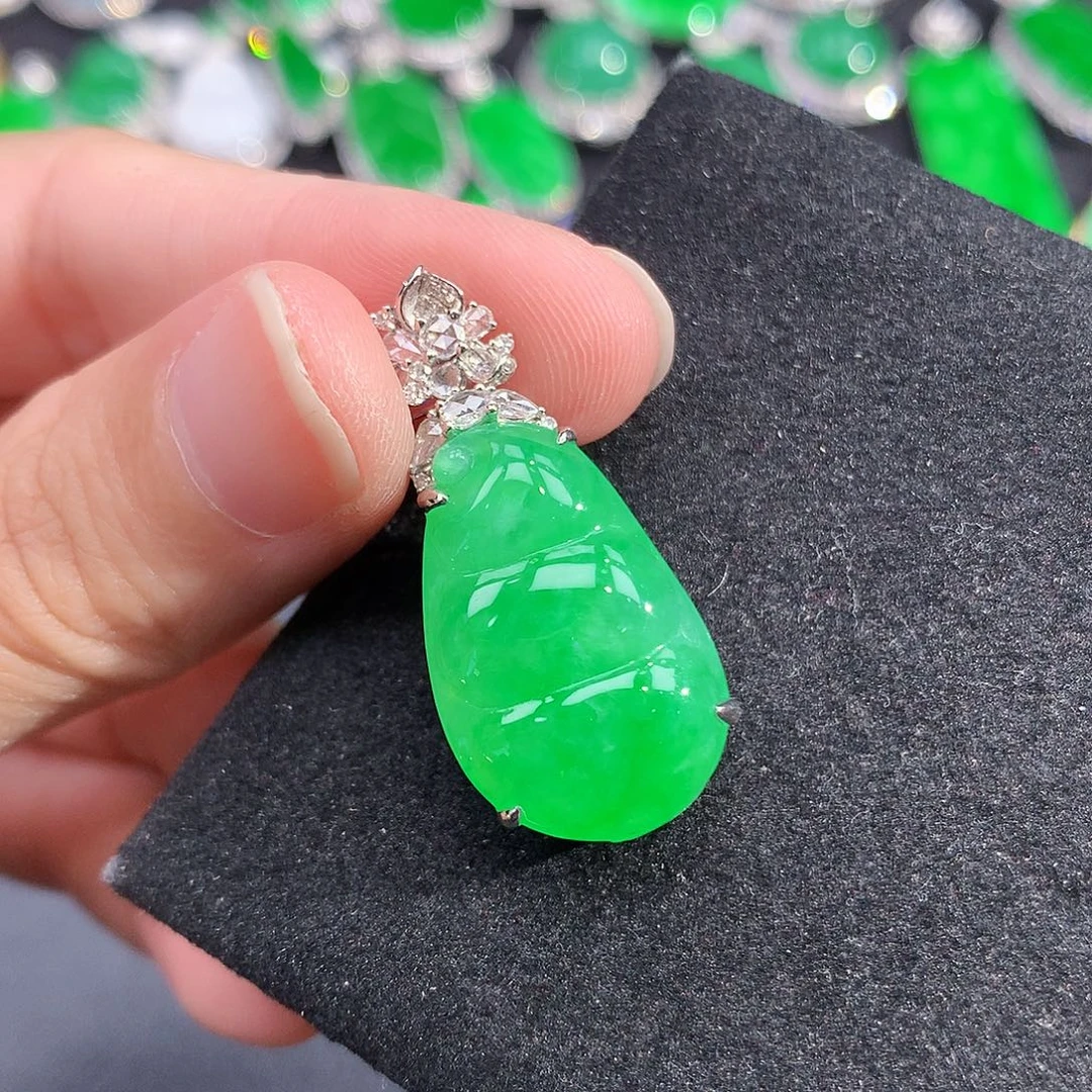 翡翠18K金镶嵌颈饰