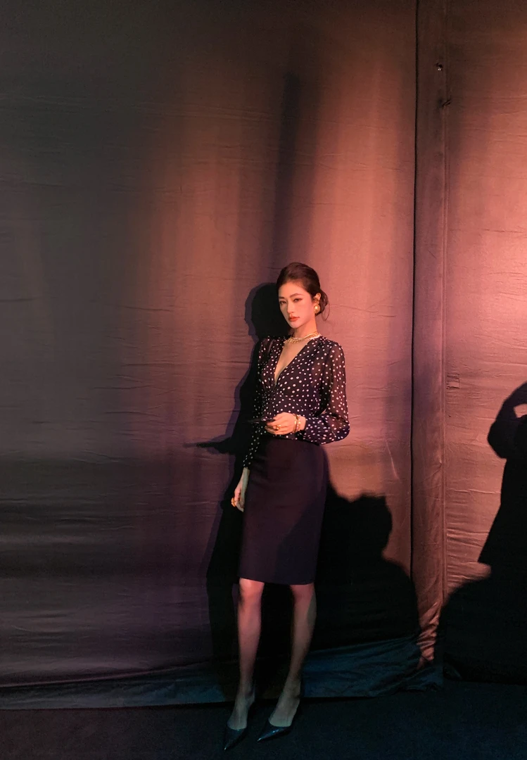 金南一  【风华】黑色长袖修身V领波点薄款上衣+半裙
