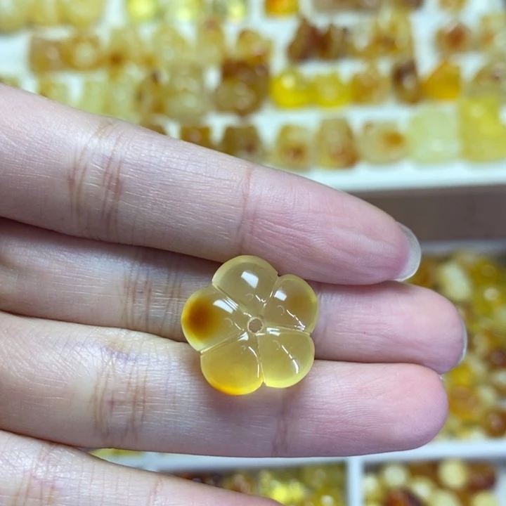 琥珀未镶嵌裸石五瓣花