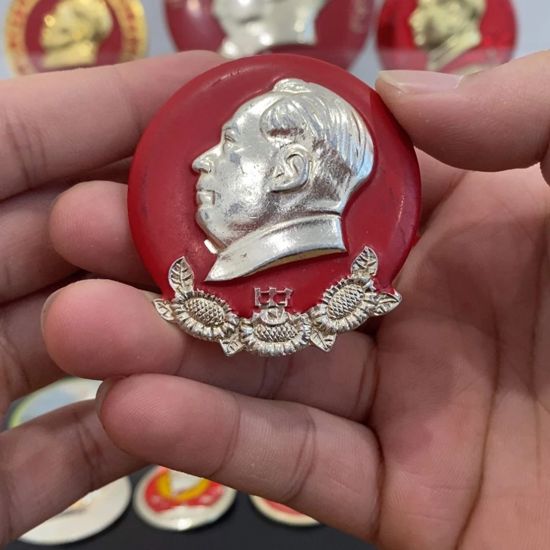 铝红章异形帽徽漆三葵花忠字。