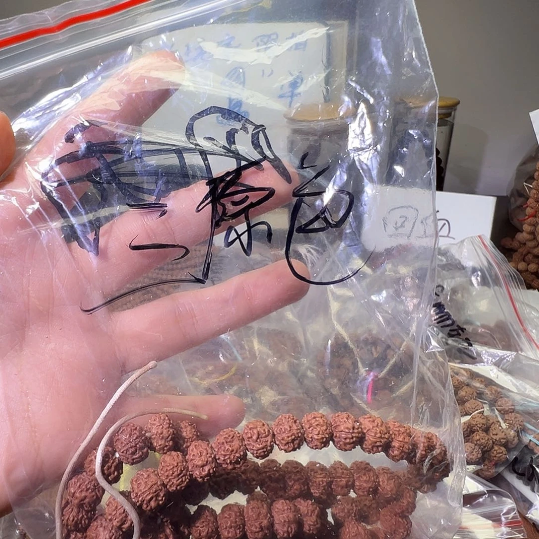 三***色金刚菩提手串手持一条