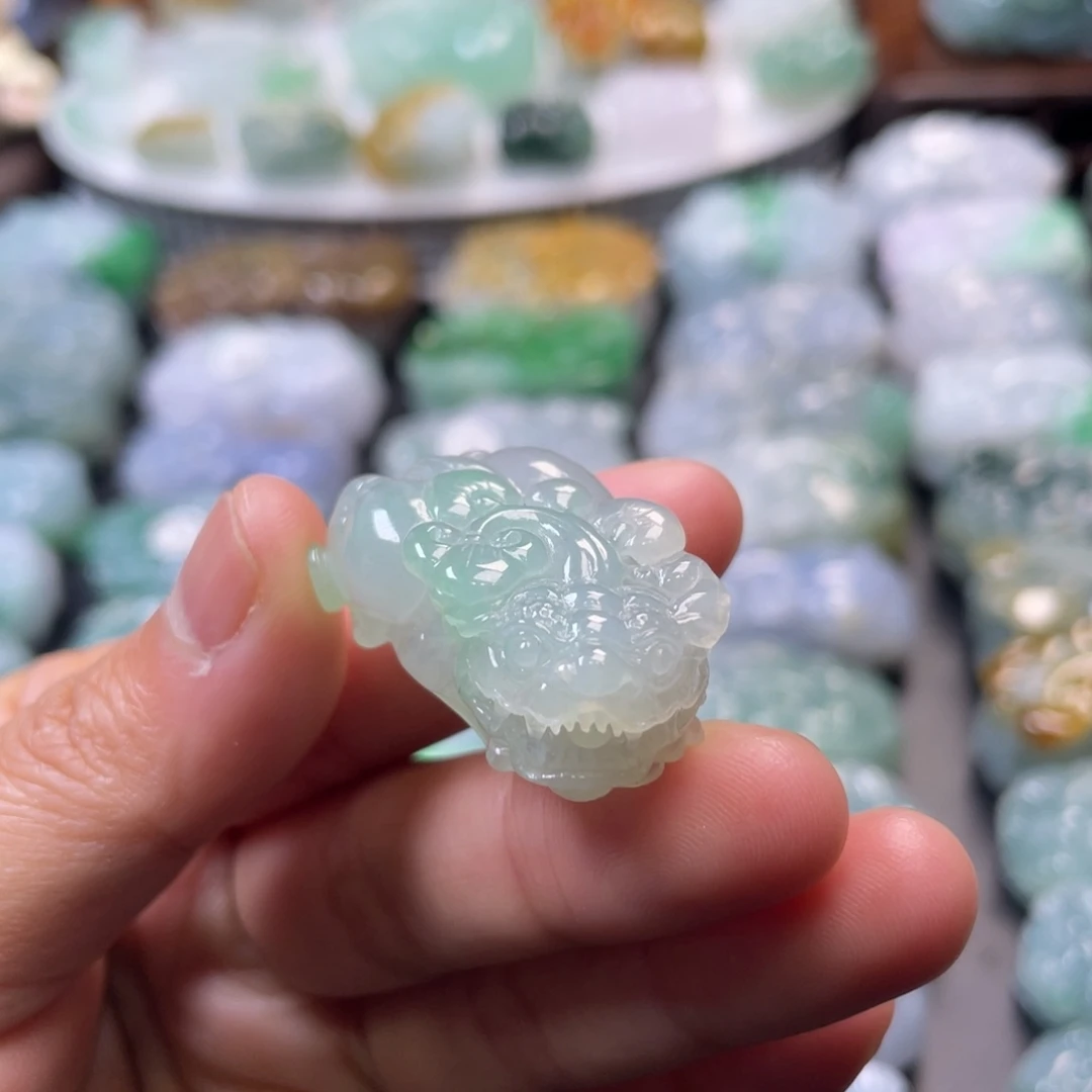 翡翠未镶嵌颈饰貔貅