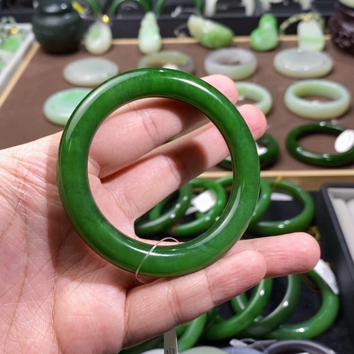 和田玉碧玉辣阳绿圆条手镯55圈口54.7克未镶嵌