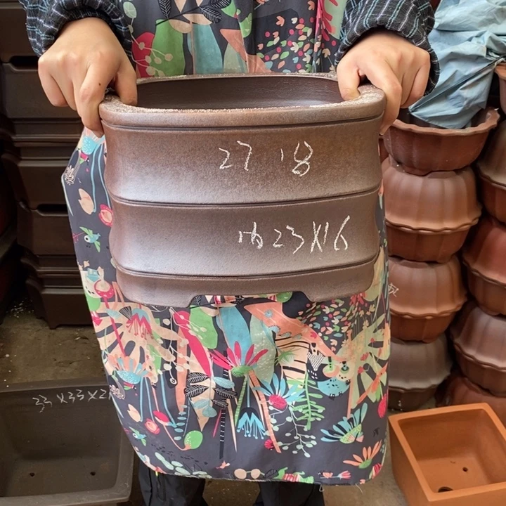 紫砂花盆只顾看手机的日子