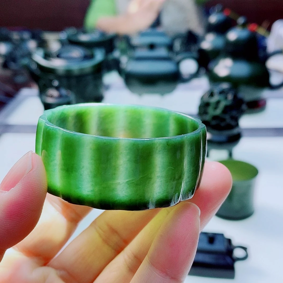 未镶嵌和田玉摆件微瑕