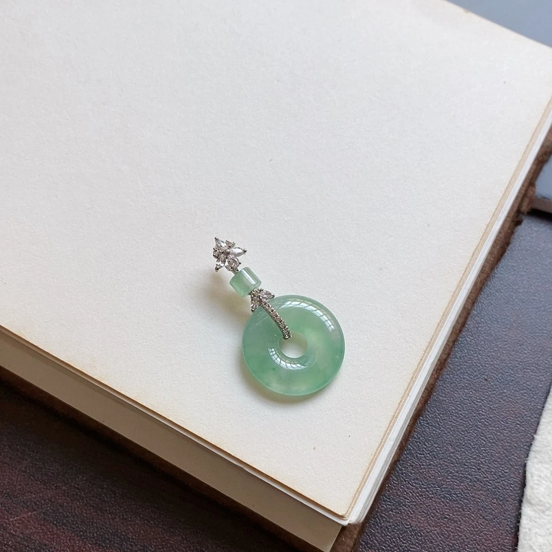 翡翠颈饰18K金镶嵌绿花甜甜圈吊坠