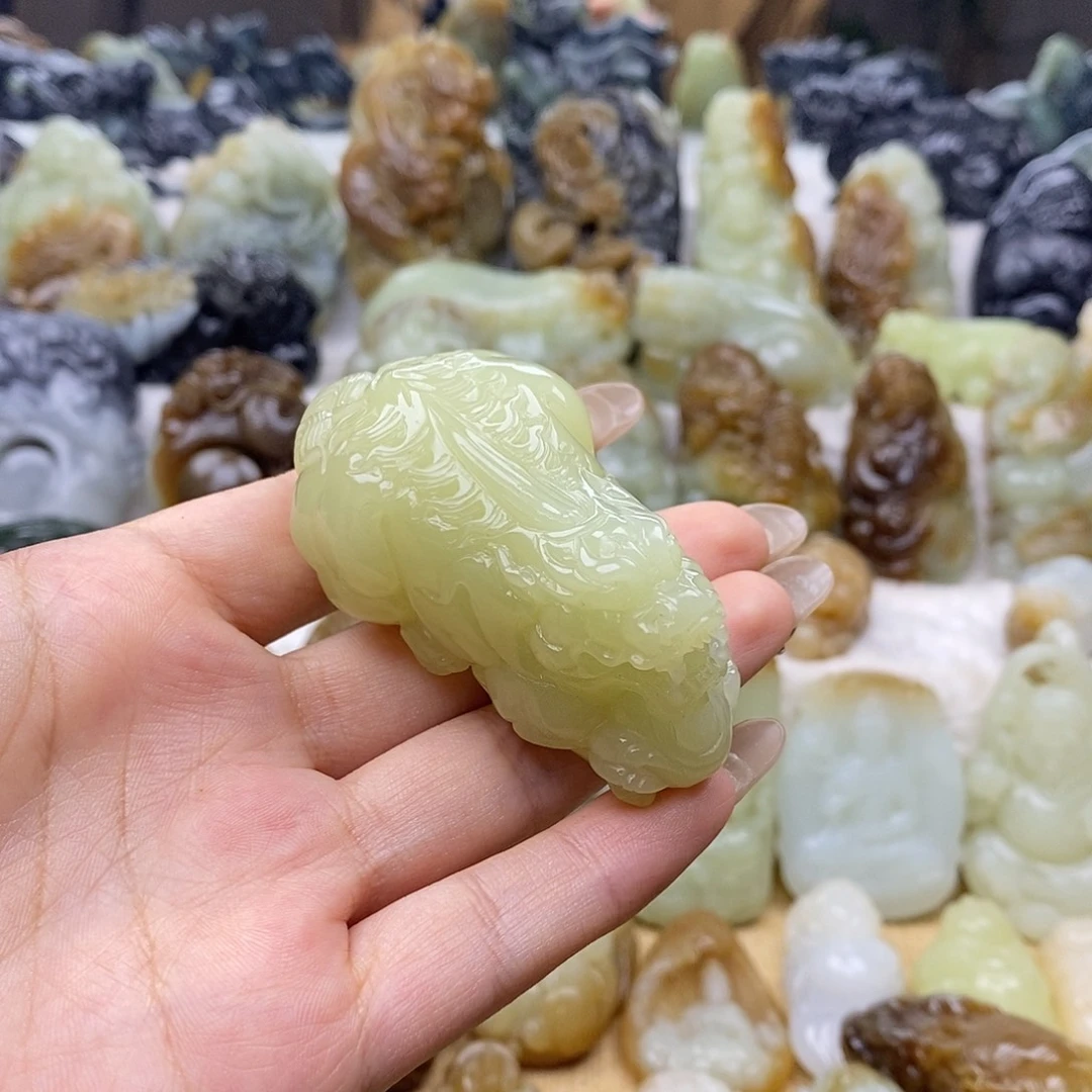 贝***拉颈饰未镶嵌和田玉
