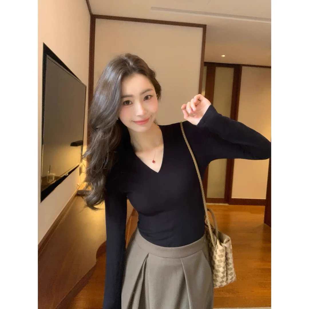 2026新款曼城故事 黑色长袖V领打底衫t恤女修身显瘦纯色针织上衣