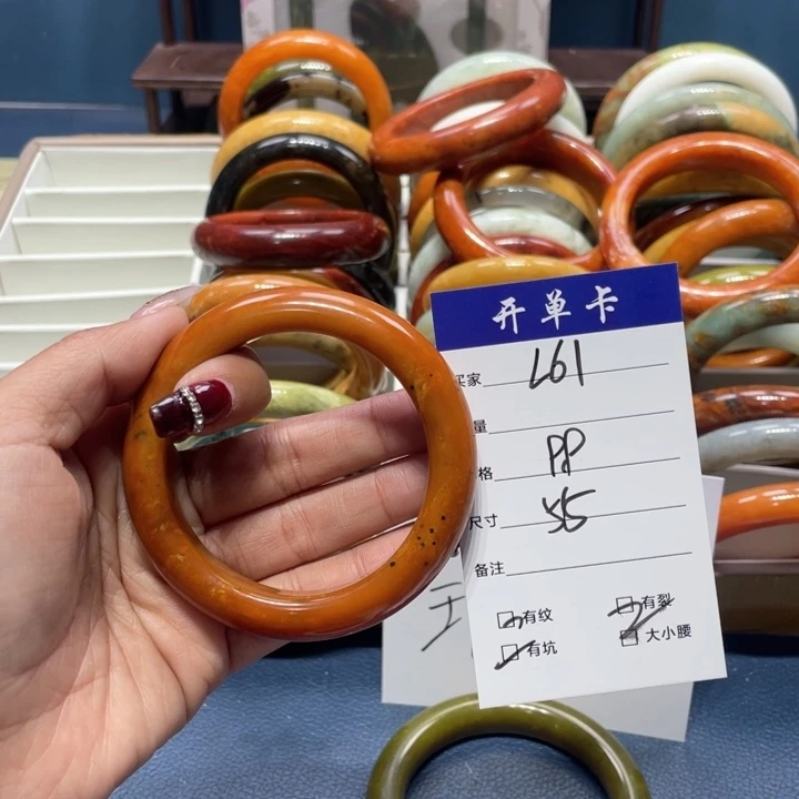 蛇纹石玉手镯未镶嵌小****?