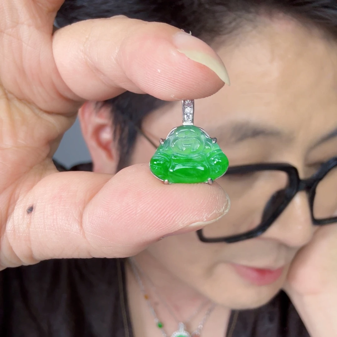 翡翠未镶嵌颈饰一件