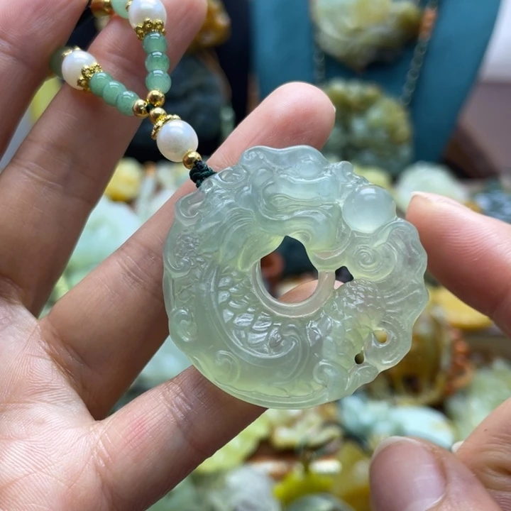 蛇纹石玉未镶嵌颈饰