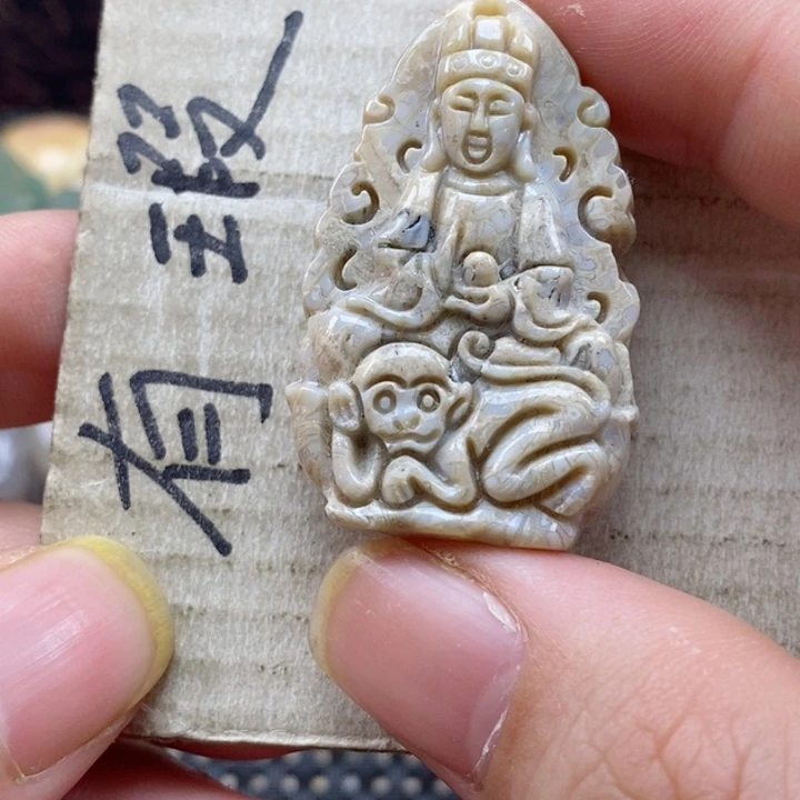 硅化珊瑚（珊瑚玉）颈饰未镶嵌云***下