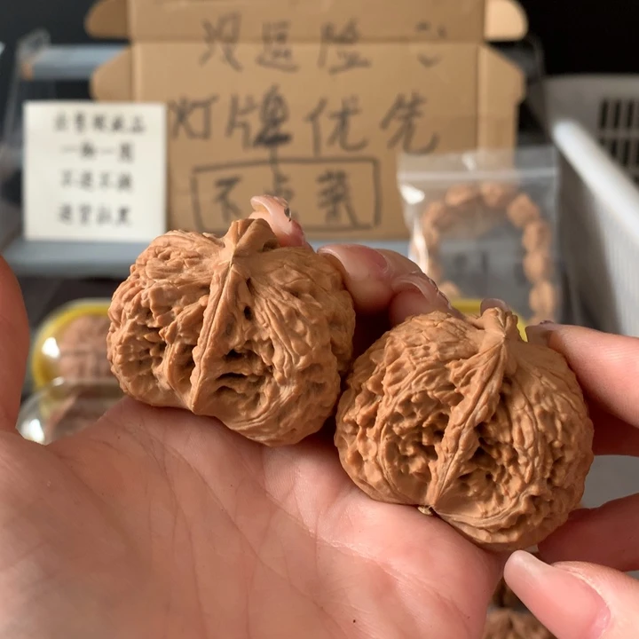 肆****吊坠文玩核桃异形单只，有瑕疵