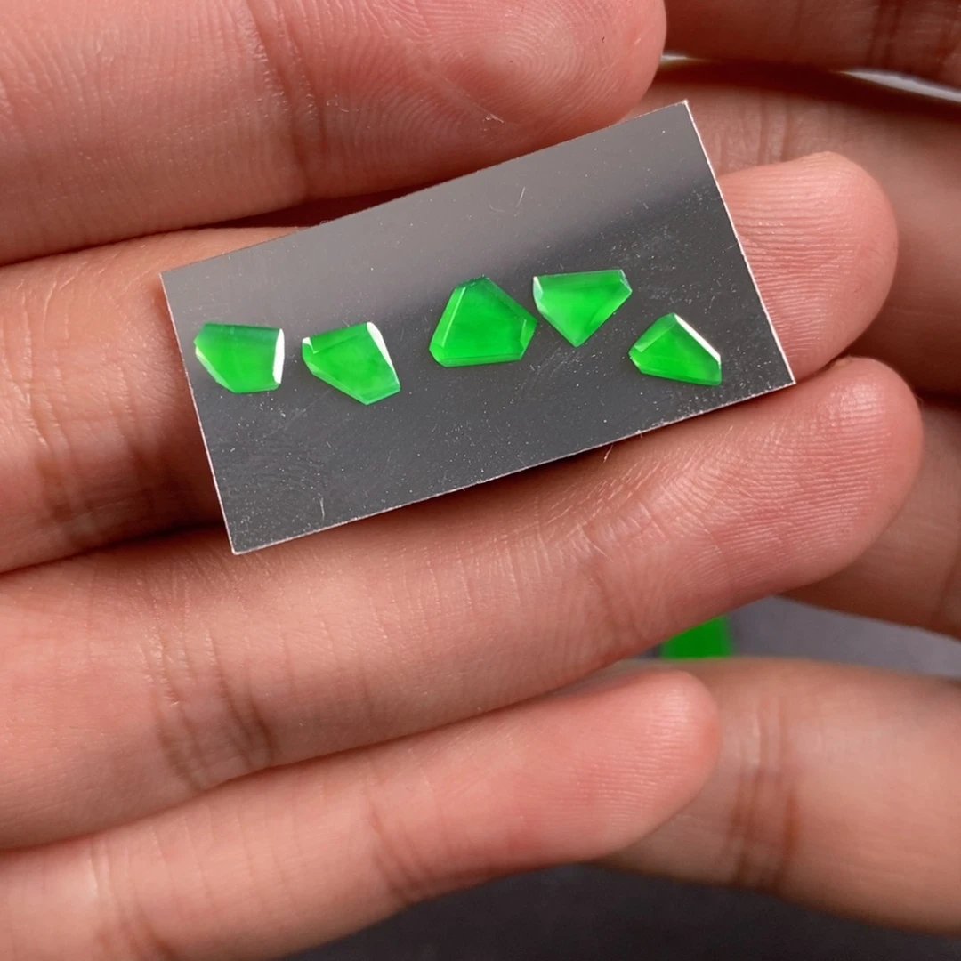 颈饰18K金镶嵌翡翠