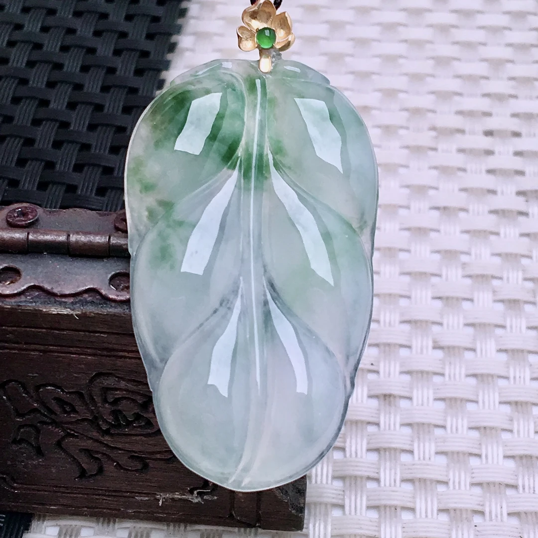 天然翡翠A货 冰种飘花飘绿翡翠大叶子吊坠43.6-25-5.1