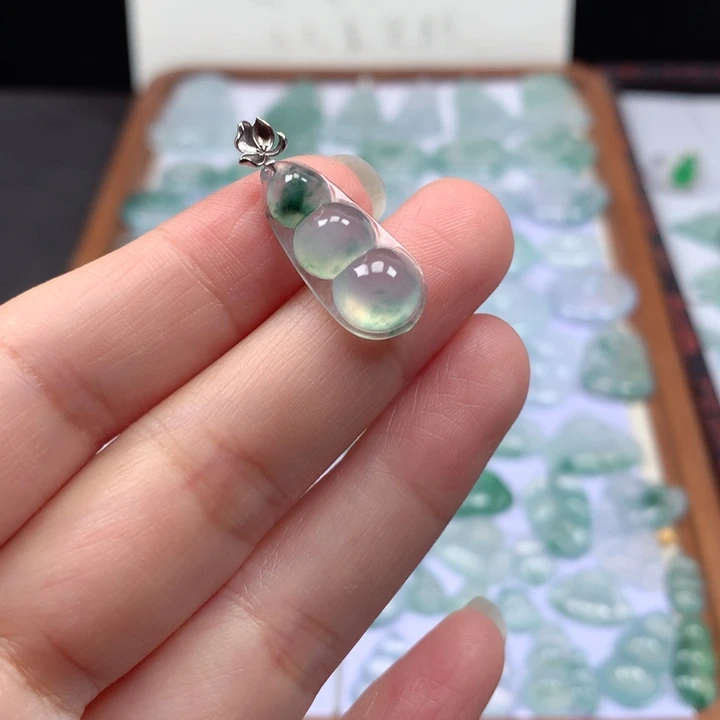 颈饰18K金镶嵌翡翠冰种飘花福豆