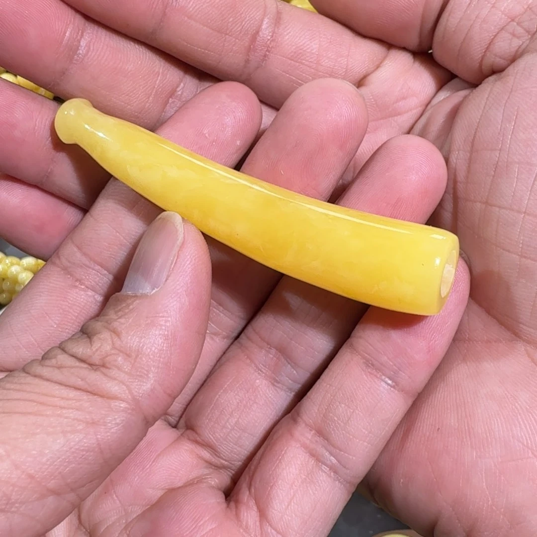琥珀裸石未镶嵌焦皮料鸡油黄雕刻烟嘴