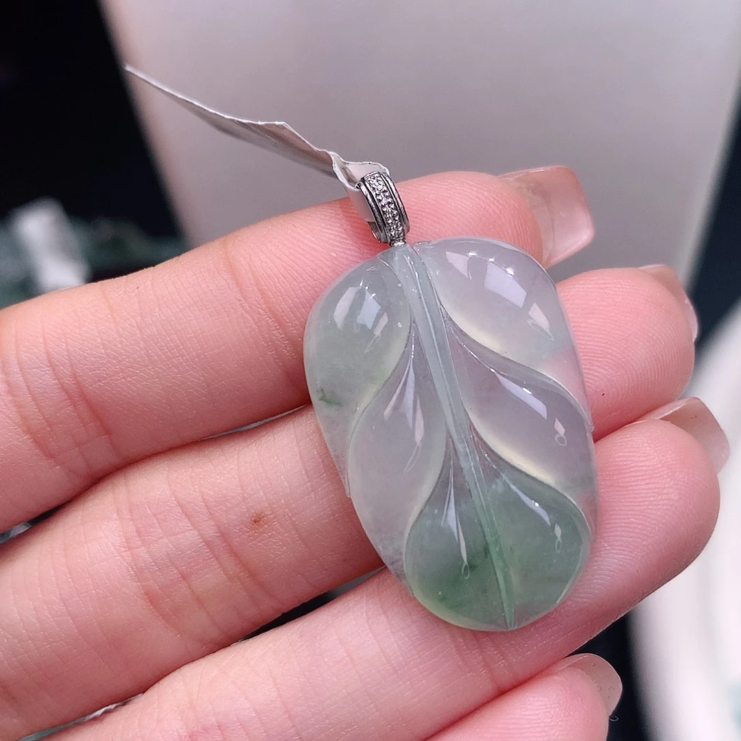 颈饰18K金镶嵌翡翠正冰飘花叶子