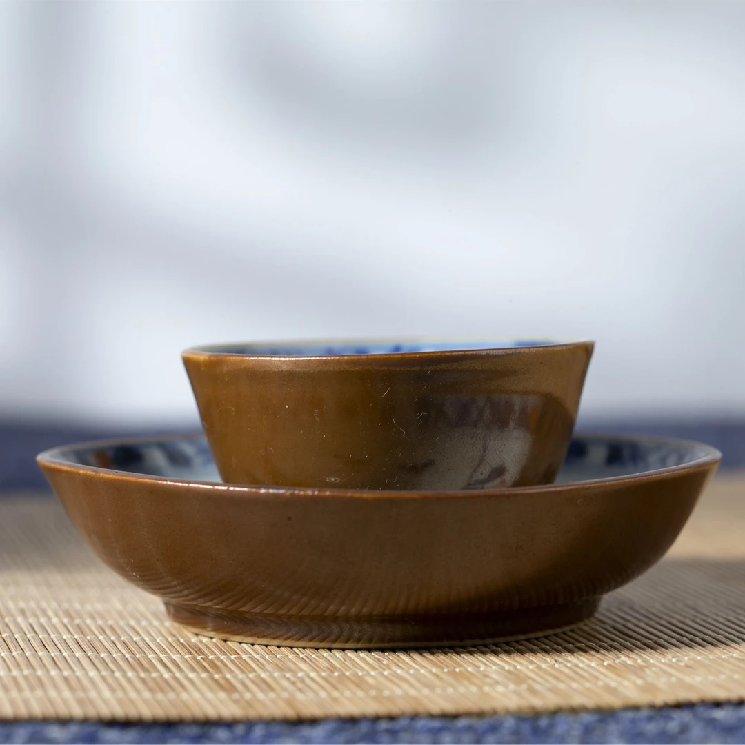 【拍卖-清康熙】·外紫金釉内青花矾红描金洞石花卉纹杯碟一套