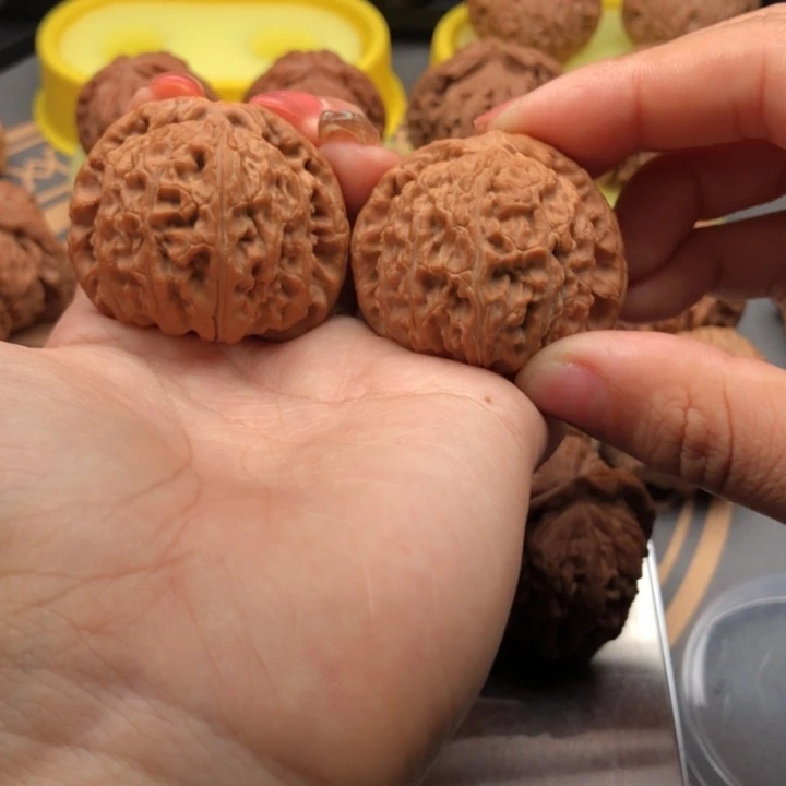 文玩核桃吊坠42白狮子，一只轻微修