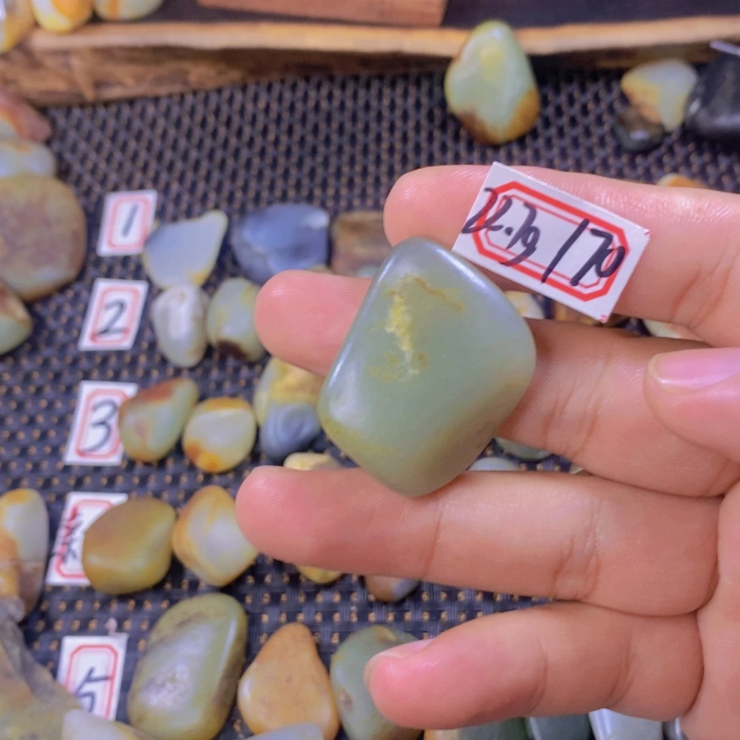 颈饰未镶嵌和田玉（糖玉）