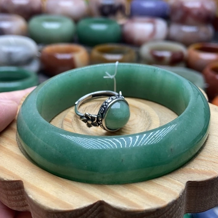 未镶嵌手镯石英质玉